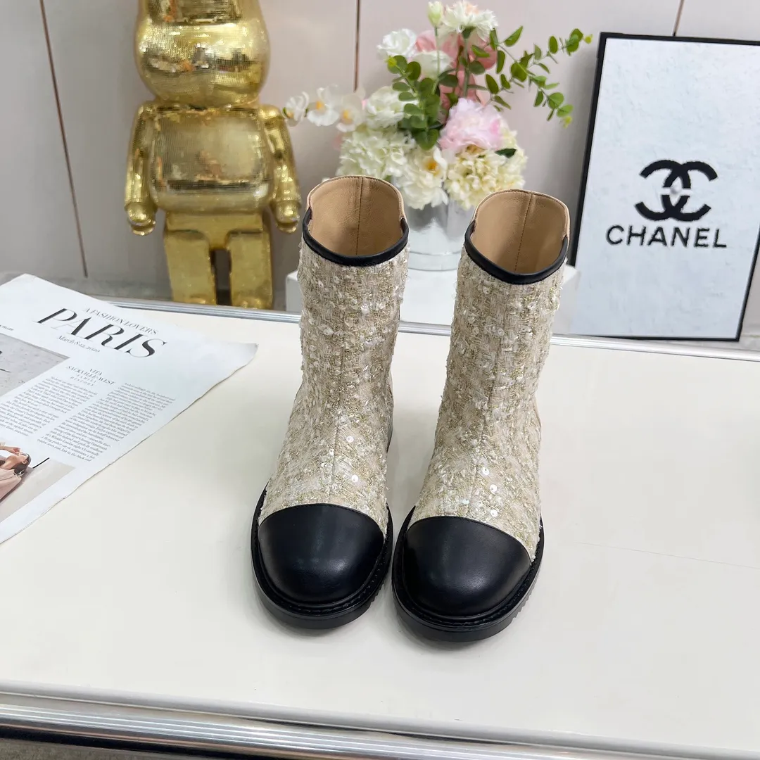 👟👟Ex-factory price 720👟👟 High version of Chanel CHANEL, 🌞🌞🌞Xiaoxiang’s latest 2025 autumn and winter short boots, a must-have item for this autumn and winter season! ! Ms. Chanel loves simple yet irresistible combinations to show her unique style. Mix and match freely to shine⚡Follow Grandma’s fashion steps! ! ! The top-notch craftsmanship and texture are perfectly presented. No matter any details, you can compare them with the counters. The best quality products can be entered and exited from the counters at will! ❶Fabric: imported sheepskin with customized fabrics ❷Lining: sheepskin lining ❸Foot pads: sheepskin ❹Outsole: original molded sole ❺Heel height: 3.5cm ❻Boot shaft height: total height 7 inches ❼Number: 35-40 (40 and 41 are customized and cannot be returned)